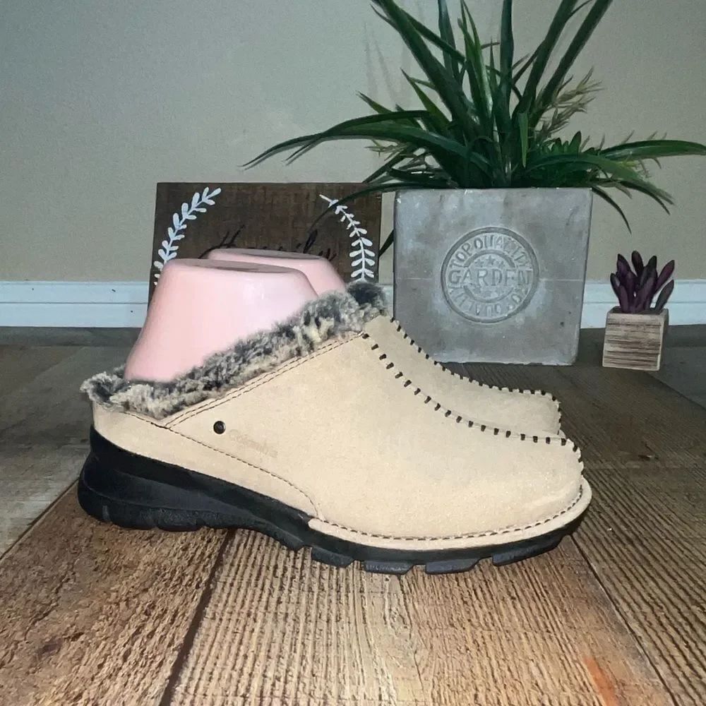 Columbia cortina suede mules